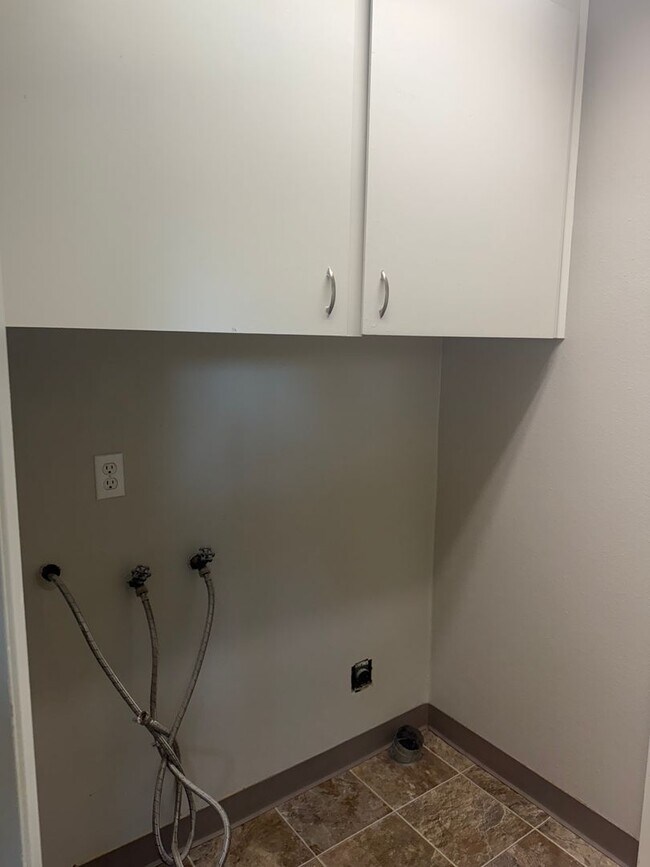 Foto del edificio - COMING SOON--Beautiful 3 Bedroom with a Living Room, Family Room, Fenced Yard & More!