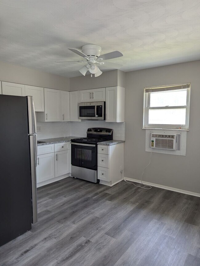 Foto del edificio - One bedroom upstairs apartment for rent