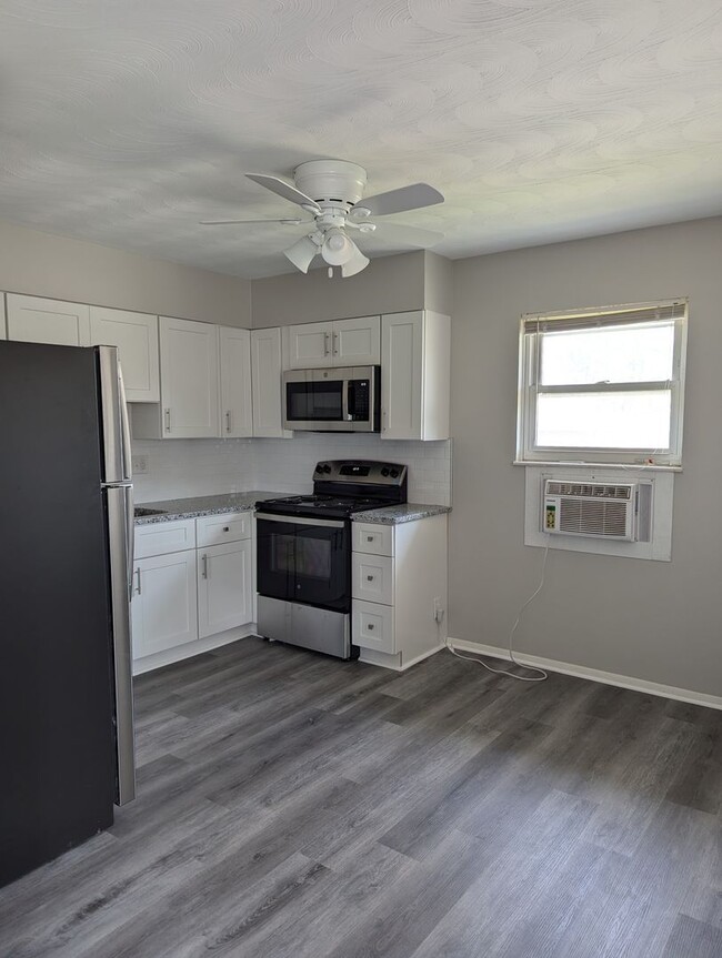Building Photo - One bedroom upstairs apartment for rent