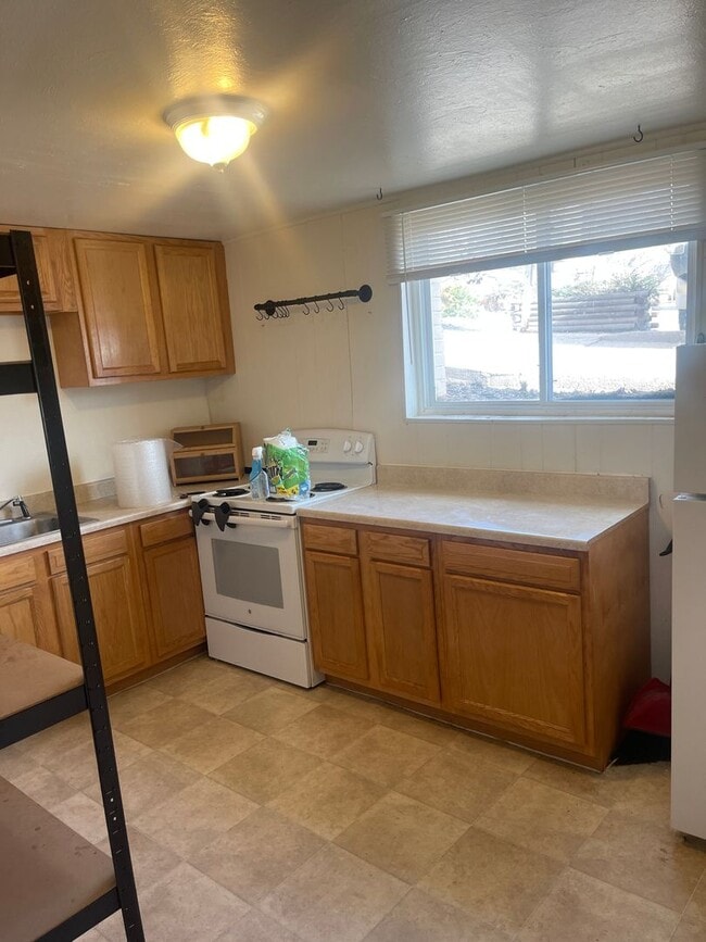Building Photo - Two Bedroom in Golden in a Quiet Complex