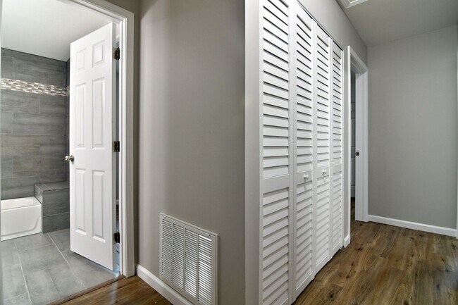 Building Photo - 3 bedrooms, 1 bathroom ranch style home in...