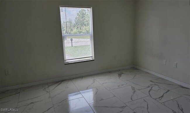 Foto del edificio - 1135 Chiefland St E