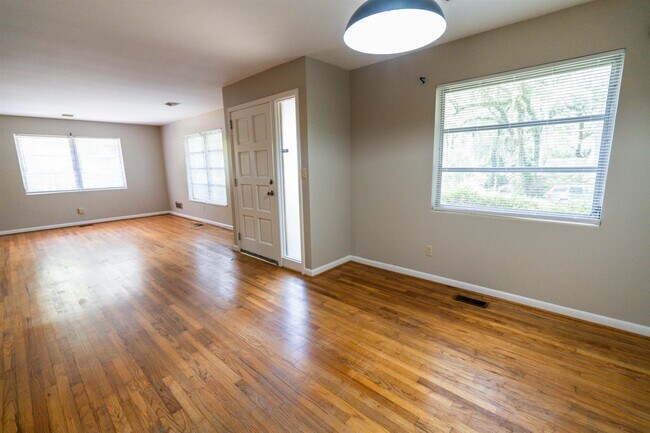 Foto del edificio - 2103 Evergreen Dr