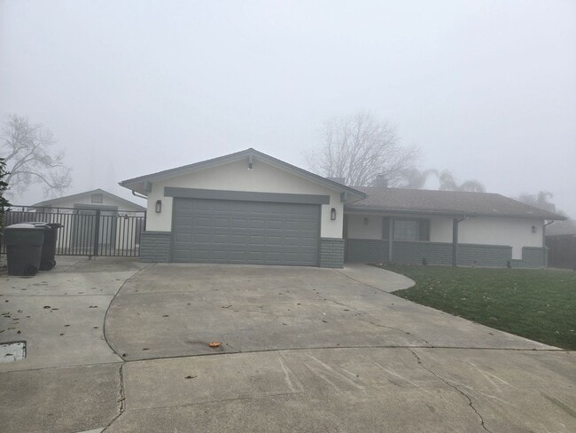 Building Photo - 3 Br 2 BA with extra room in back available now