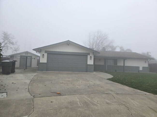 Foto del edificio - 3 Br 2 BA with extra room in back available now