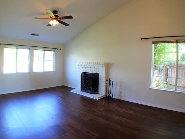 Foto del edificio - 250 Pinyon Hills Dr