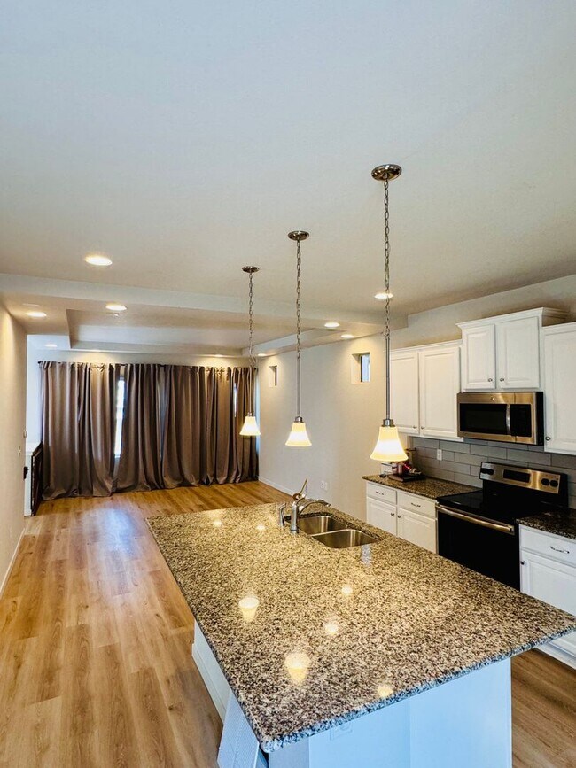 Foto del edificio - Beautiful bi-level with luxury finishes