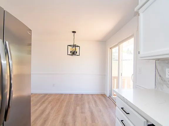 Foto del edificio - "Charming 5-Bed Sanctuary with Cozy Fireplace on South Rogers Street!"
