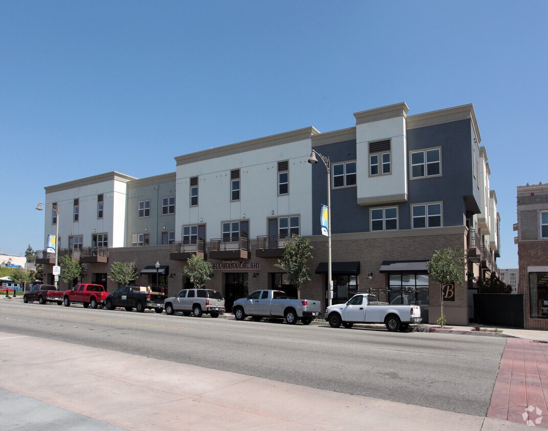 Foto principal - 16600-16660 Bellflower Blvd