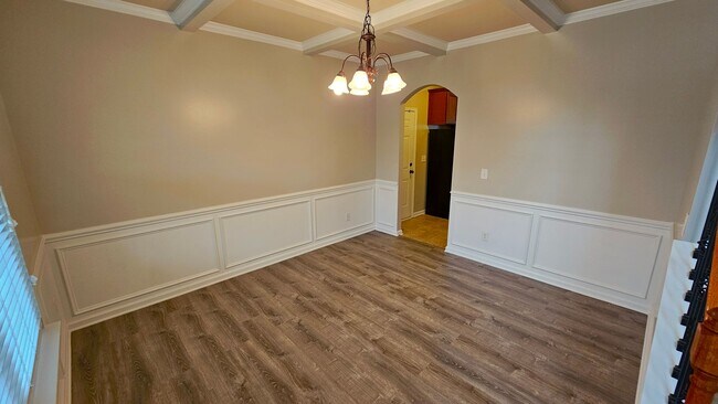 Building Photo - 4 BR 3 BA Maple Hill