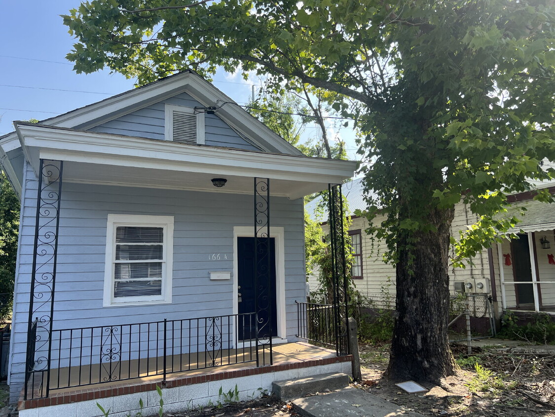 Primary Photo - Charming 2 Bedroom Cottage Near King Mill ...