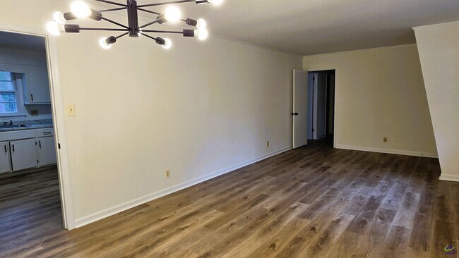 Foto del edificio - 4035 Meadowbrook Dr