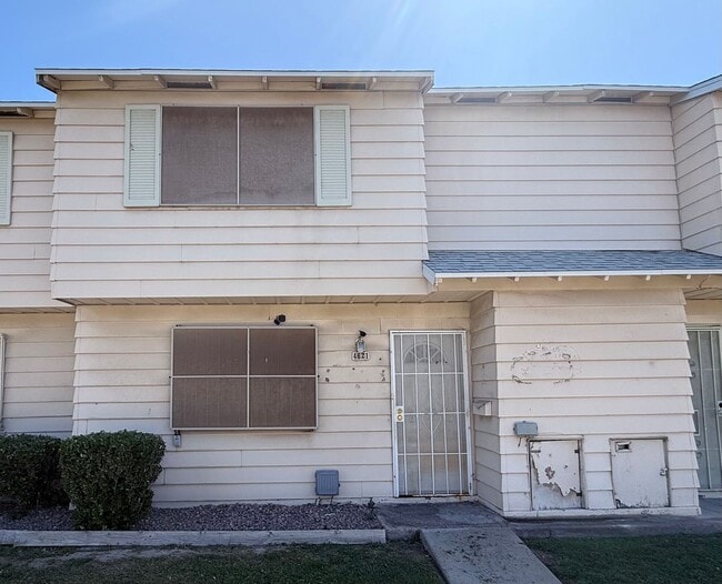 Building Photo - 3 Bedroom Townhouse with a 2 car garage and a middle courtyard area