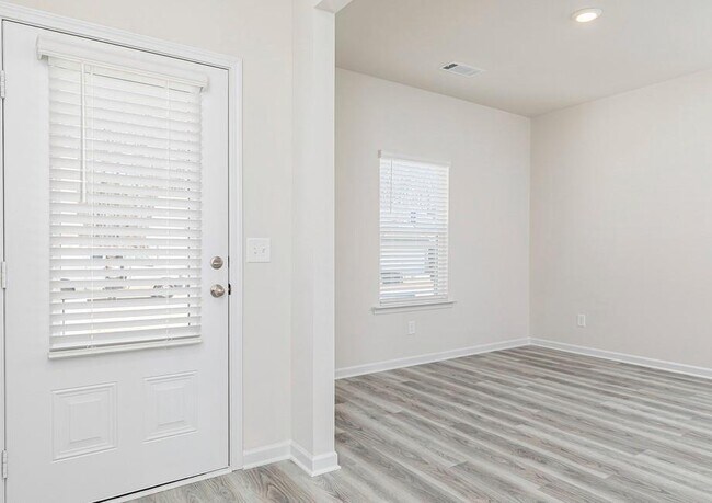 Building Photo - 628 Mackenzie Cv
