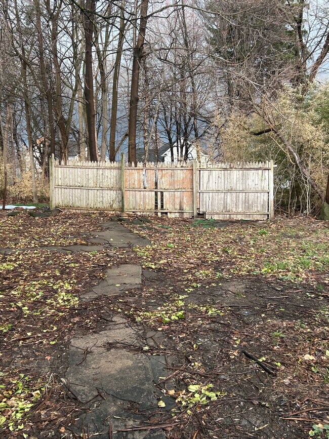 Building Photo - 9501 Rosewood Ave