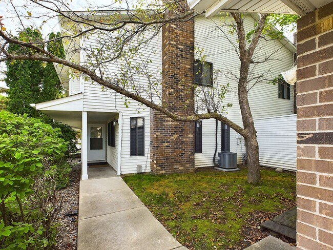 Foto del edificio - Maple Grove 3BR Townhome, Fully Remodeled