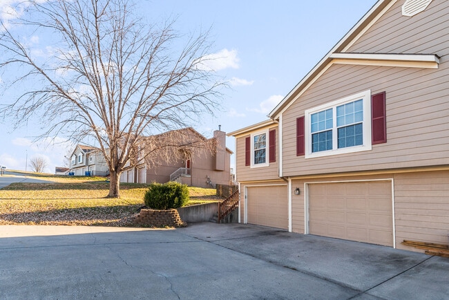 Building Photo - 937 Goldfinch Ln