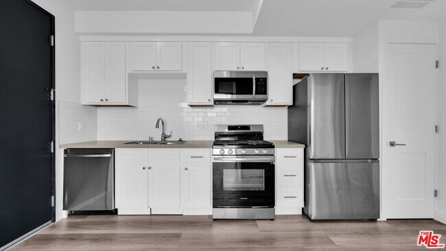 Foto del edificio - 667 N Wilton Pl