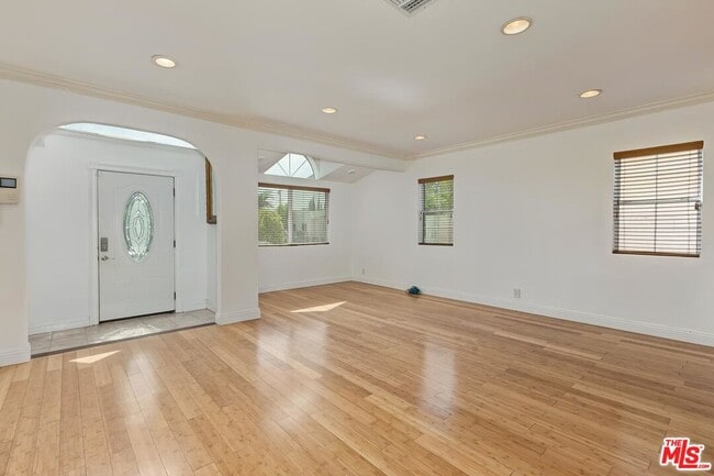 Building Photo - 5049 Hesperia Ave