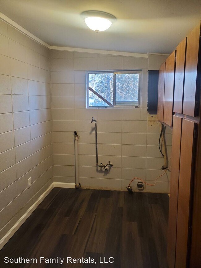 Building Photo - 4 br, 2 bath House - 419 Airport Rd