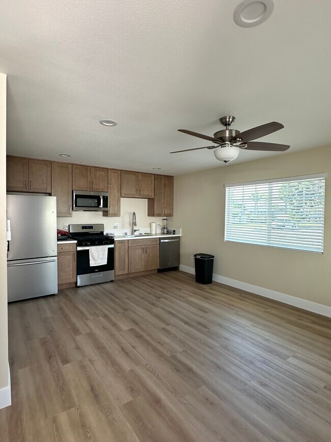 Foto del edificio - 16656 Ross Ln