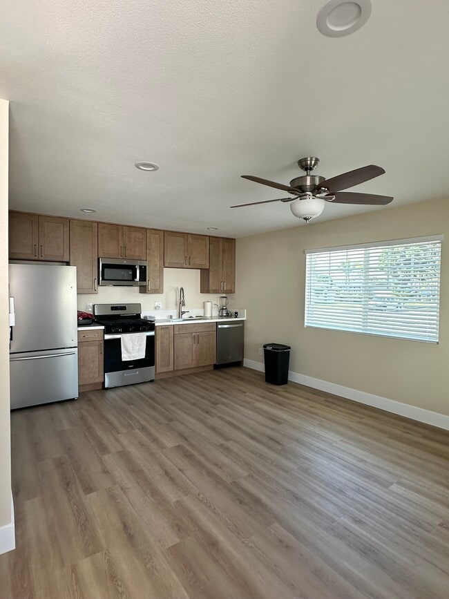 Building Photo - 16656 Ross Ln