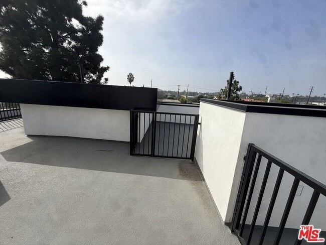 Building Photo - 3846 Bentley Ave