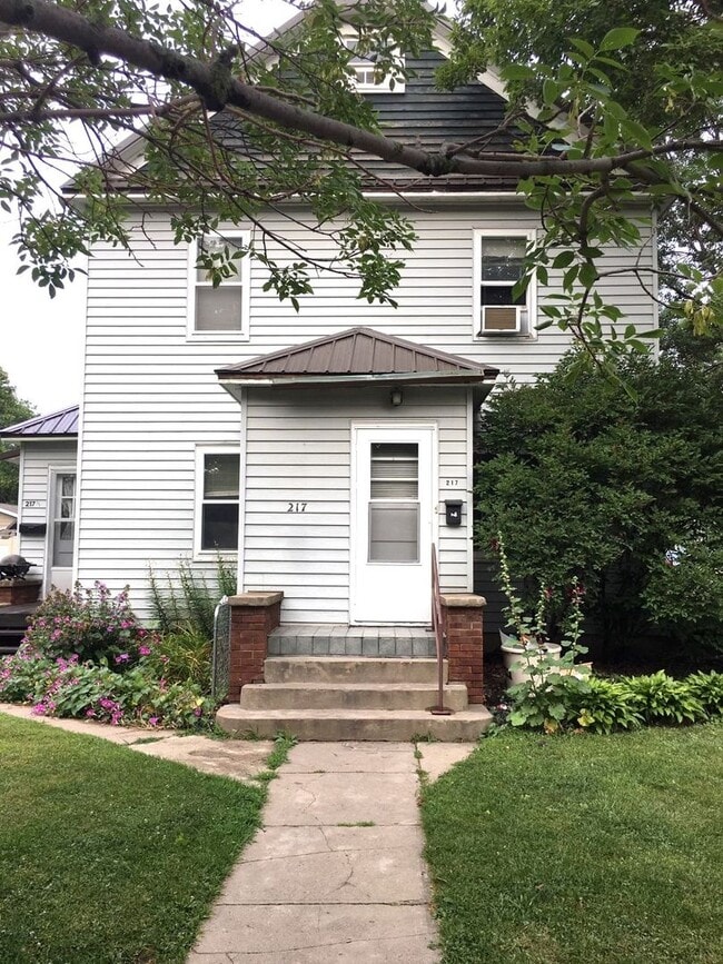 Building Photo - 217 2nd St NE
