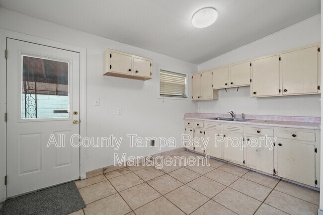 Building Photo - 1541 W La Salle St