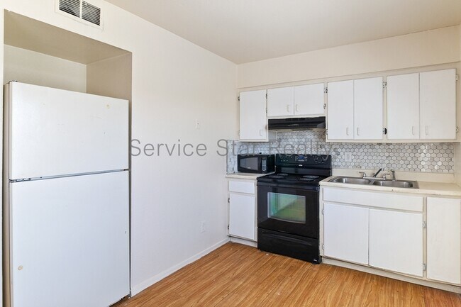 Building Photo - 2510 E Pueblo Ave