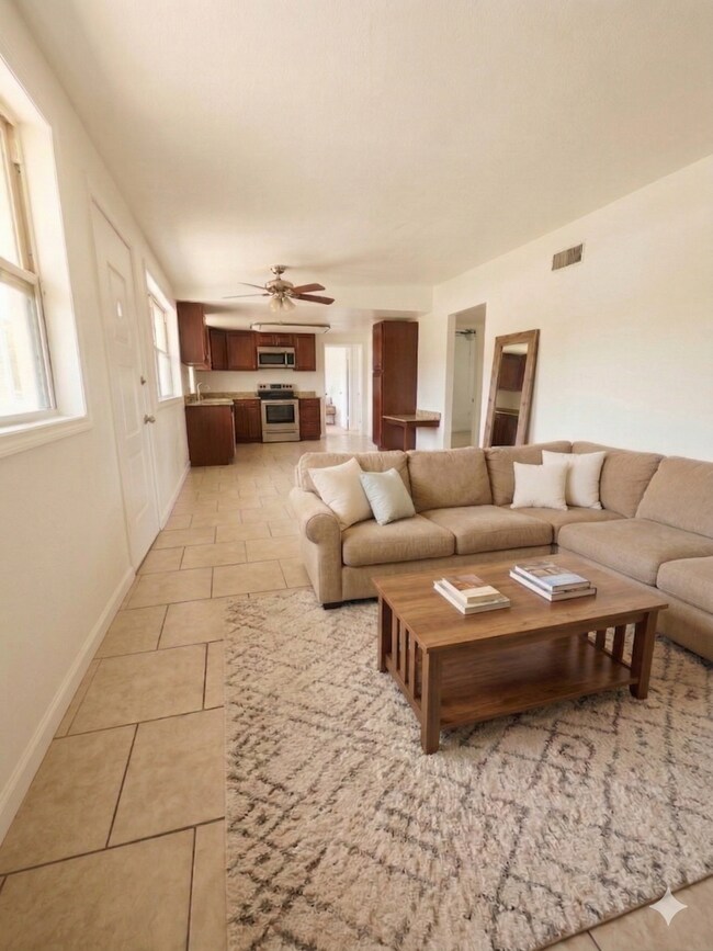 Foto del edificio - Updated 4-Bedroom Home for Rent in Pinellas Park | Spacious Layout | Stainless Steel Appliances