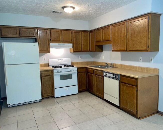 Building Photo - 2 Bed Ranch Duplex with Garage w/ NO Carpet!