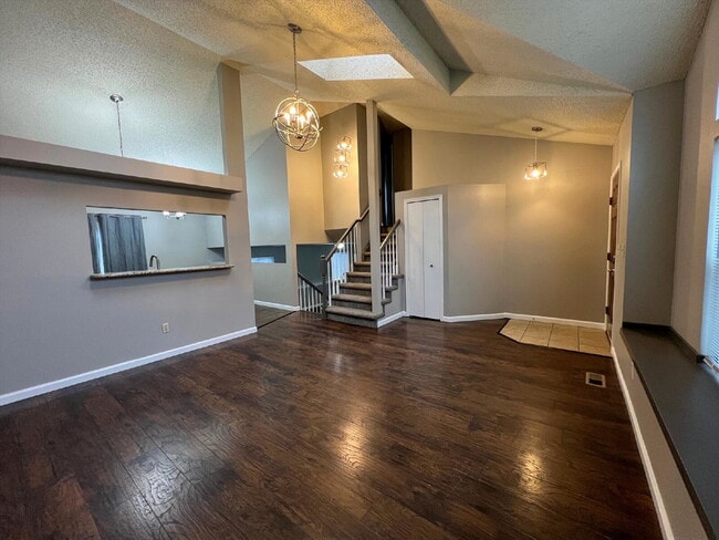 Foto del edificio - Beautifully Updated Split-Level Home with ...