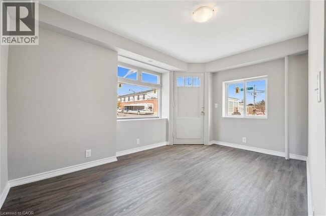 Building Photo - 906 King St E