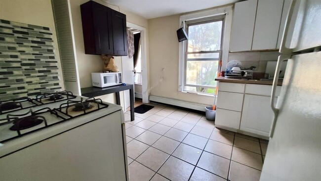 Building Photo - 125-127-127 Beacon Ave