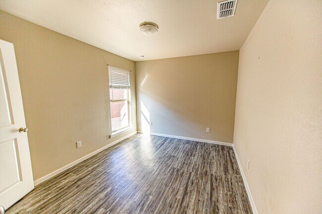 Building Photo - Willowbend - 2112 Langford Ave