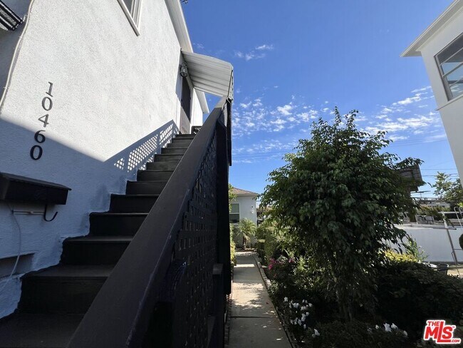 Foto del edificio - 10460 Eastborne Ave