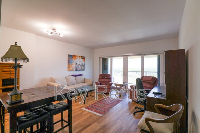 Foto del edificio - 825 Bayshore Dr