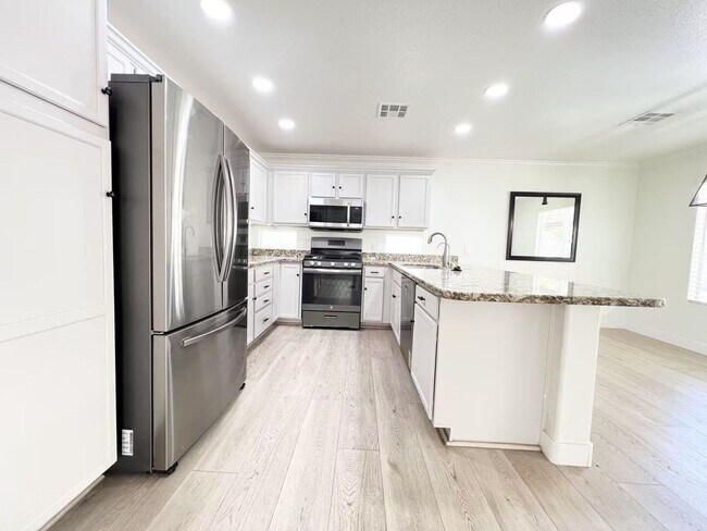 Foto del edificio - Beautifully maintained two-story home