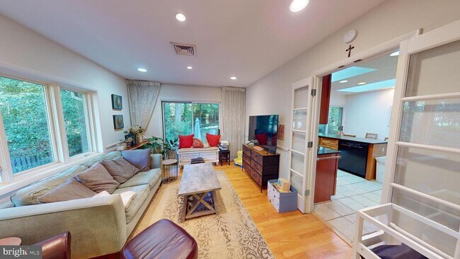 Building Photo - 1515 Crestwood Ln