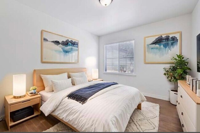 Building Photo - BEAUTIFUL 4 BED 3 BATH UNIT!!!!!