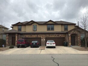 Building Photo - 100 Creekside Villa Dr