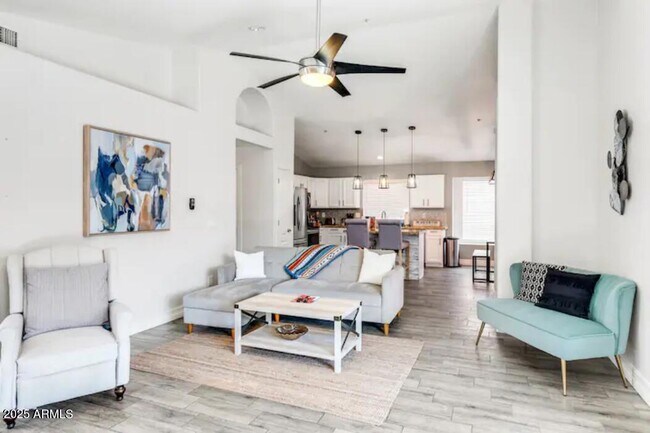 Foto del edificio - 8771 E Pinchot Ave