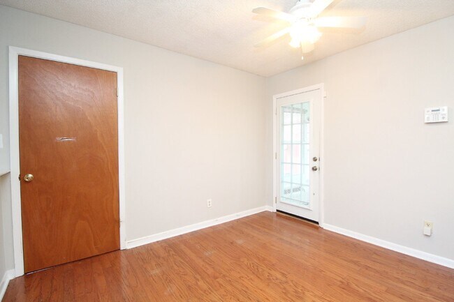 Building Photo - 4 bedroom 2 bathroom plus a guest house/cr...