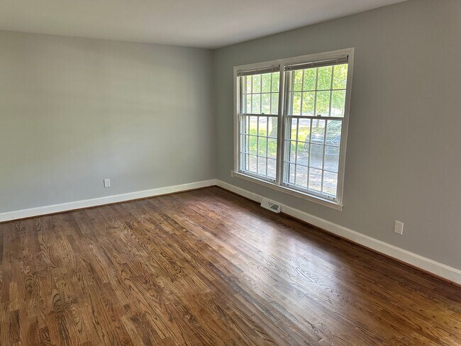 Building Photo - Beautifully Remodeled Three Bedroom Home!!