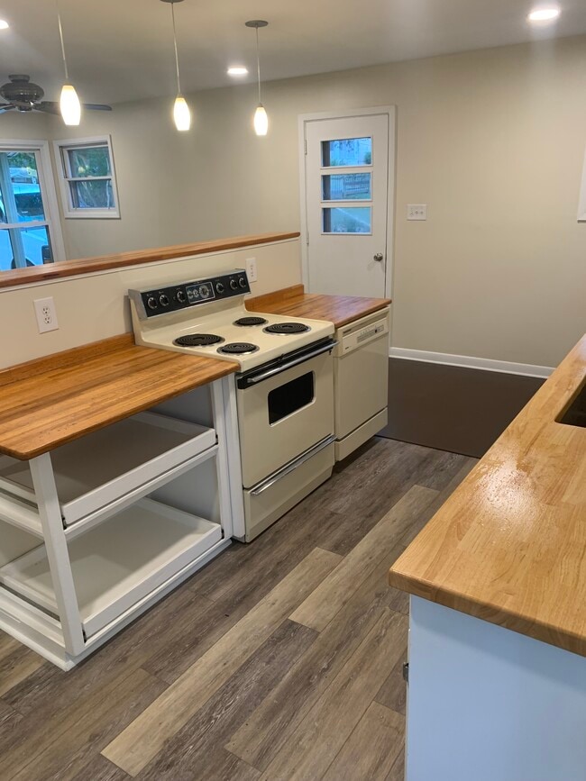 Building Photo - 110 Randolph Pl E