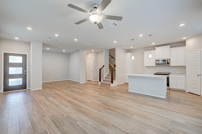 Building Photo - 1526 Lakeline Oak Dr