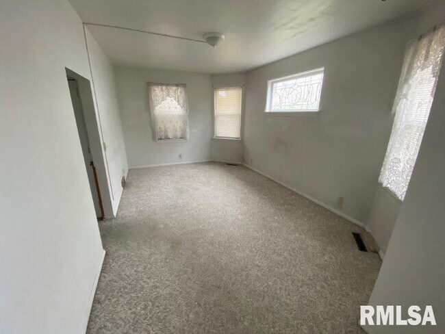 Building Photo - 1330 E Seiberling Ave
