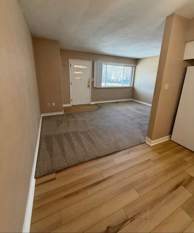 Building Photo - 3040 Southdale Dr