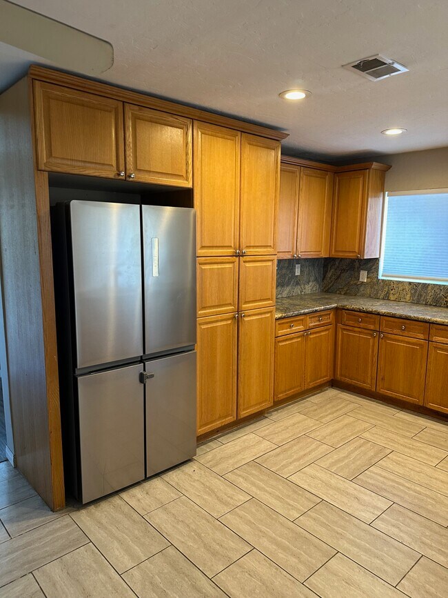 Cocina con barra para comer - 1845 Reed Ave